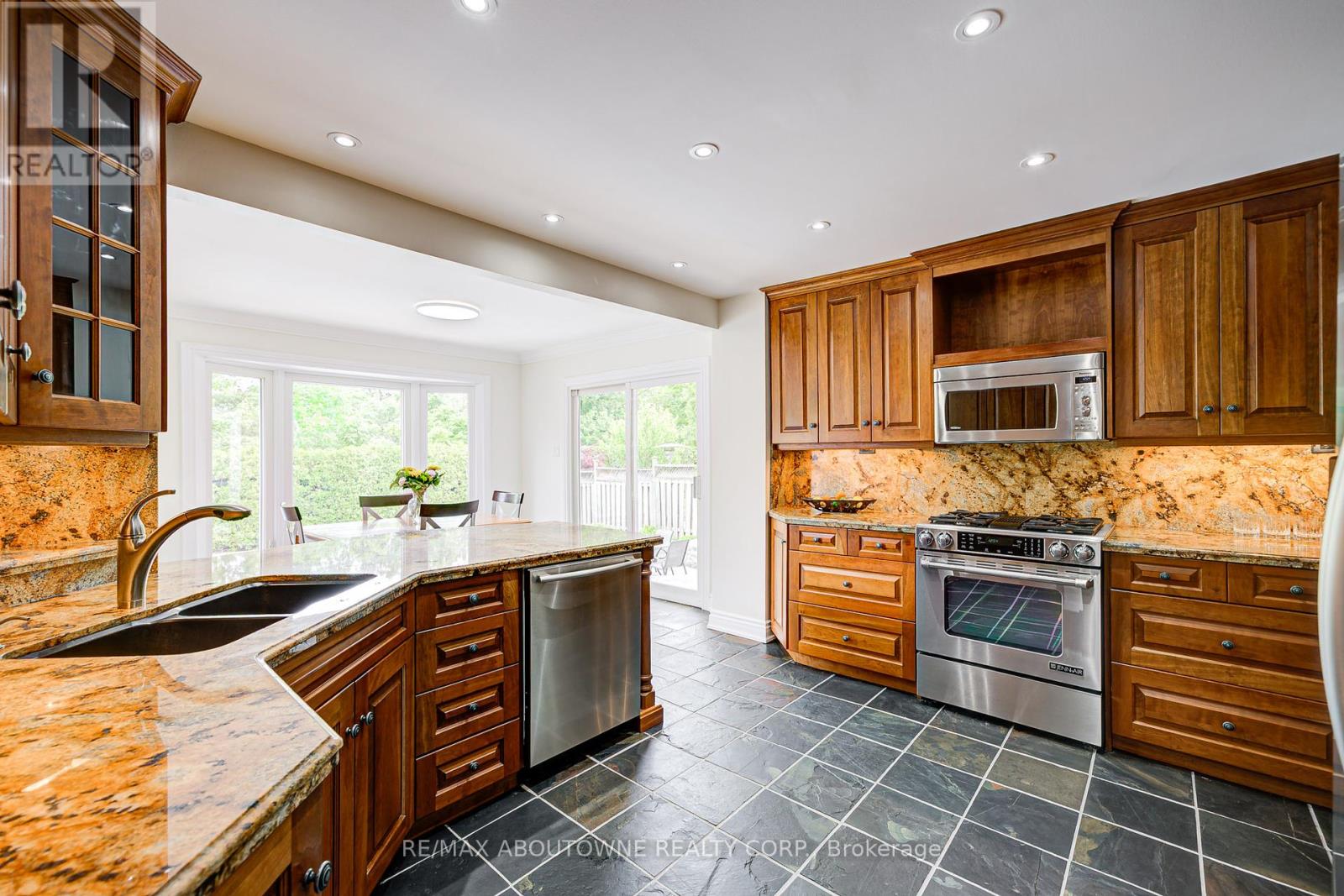 1337 Peartree Circle, Oakville, Ontario  L6M 2J2 - Photo 18 - W12420923