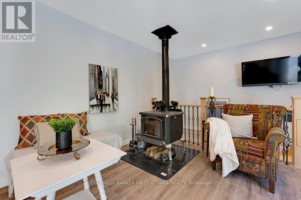 4031 Bolingbroke Road, Tay Valley, Ontario  K0H 2B0 - Photo 13 - X12363916