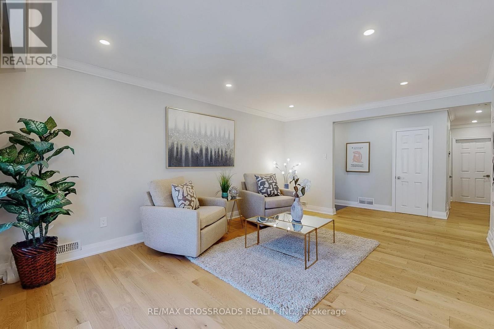 55 Elvaston Drive, Toronto, Ontario  M4A 1N2 - Photo 5 - C12421149