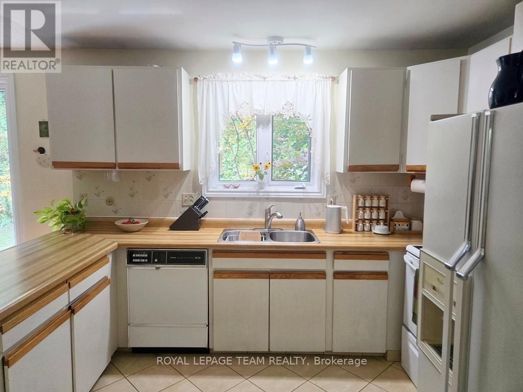 18 Diceman Crescent, Ottawa, Ontario  K1B 3Y3 - Photo 10 - X12421197
