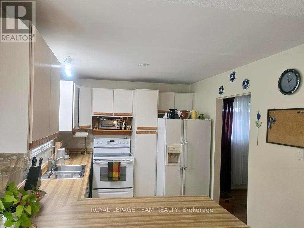 18 Diceman Crescent, Ottawa, Ontario  K1B 3Y3 - Photo 11 - X12421197
