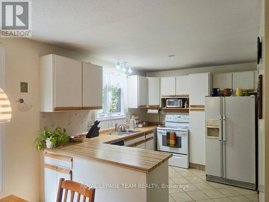 18 Diceman Crescent, Ottawa, Ontario  K1B 3Y3 - Photo 12 - X12421197