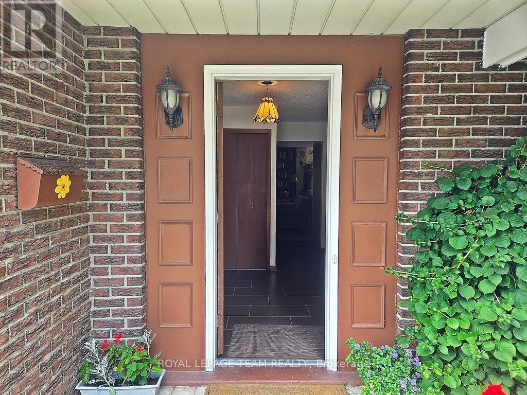 18 Diceman Crescent, Ottawa, Ontario  K1B 3Y3 - Photo 2 - X12421197
