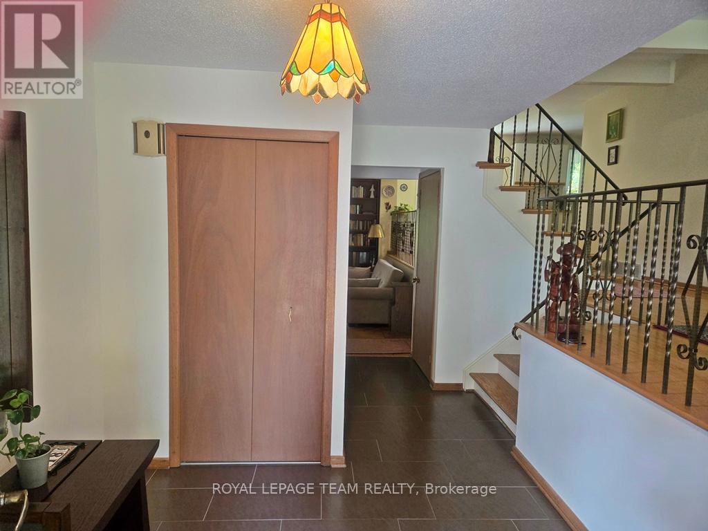 18 Diceman Crescent, Ottawa, Ontario  K1B 3Y3 - Photo 3 - X12421197