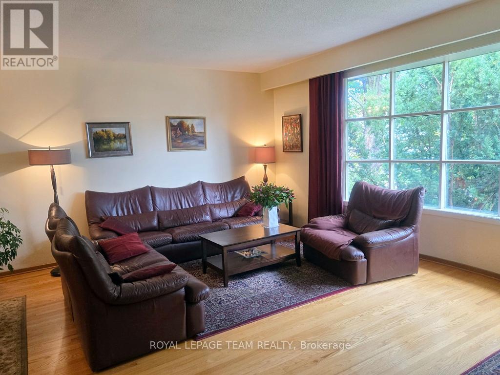 18 Diceman Crescent, Ottawa, Ontario  K1B 3Y3 - Photo 4 - X12421197