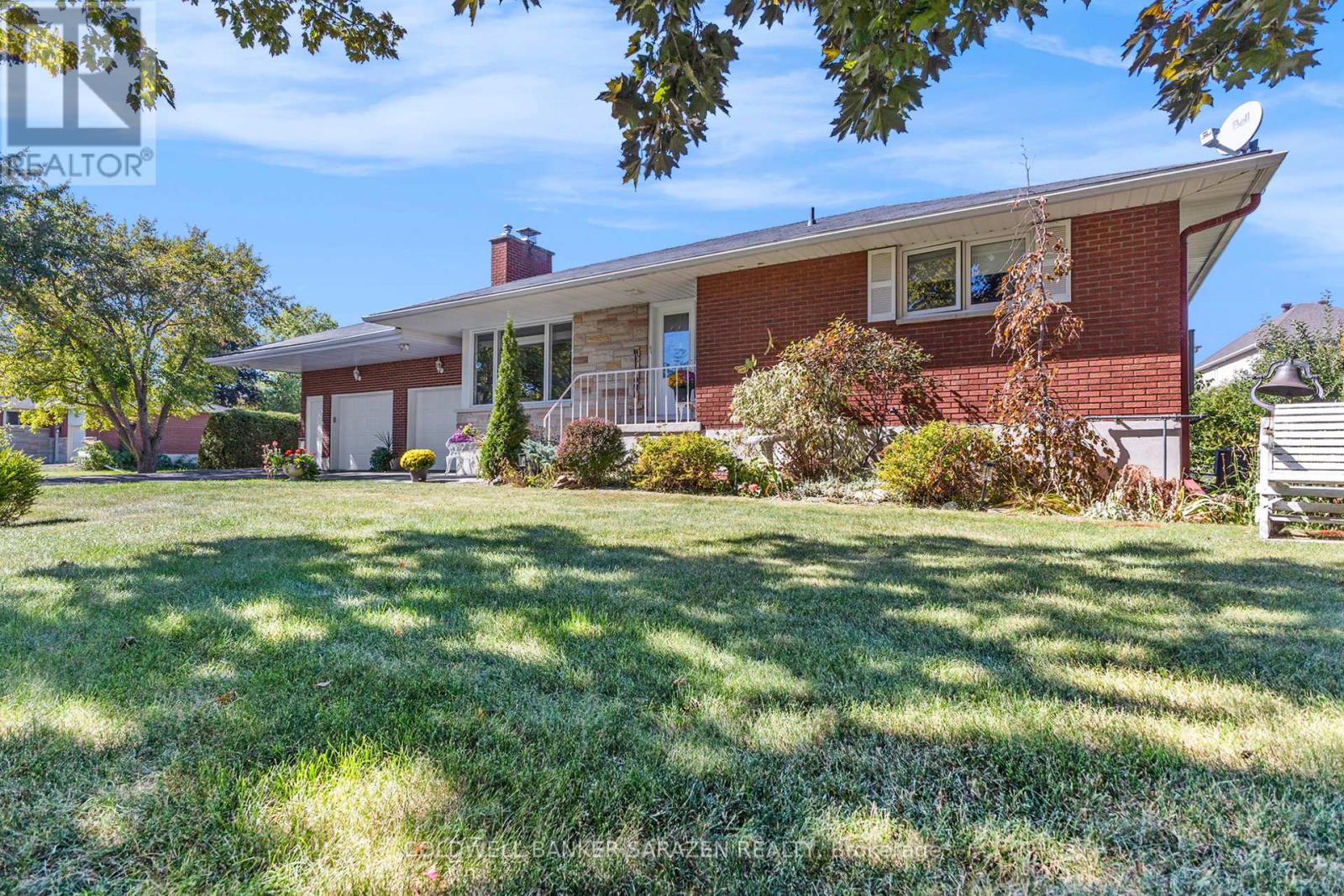 32 Wabalac Drive, Mcnab/braeside, Ontario  K7S 3G9 - Photo 5 - X12421213