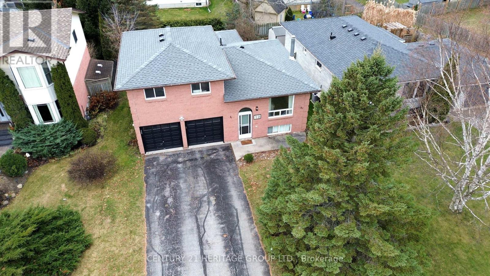 10 Hawkins Street, Georgina, Ontario  L0E 1R0 - Photo 2 - N12421095
