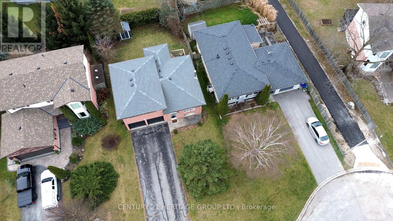10 Hawkins Street, Georgina, Ontario  L0E 1R0 - Photo 3 - N12421095