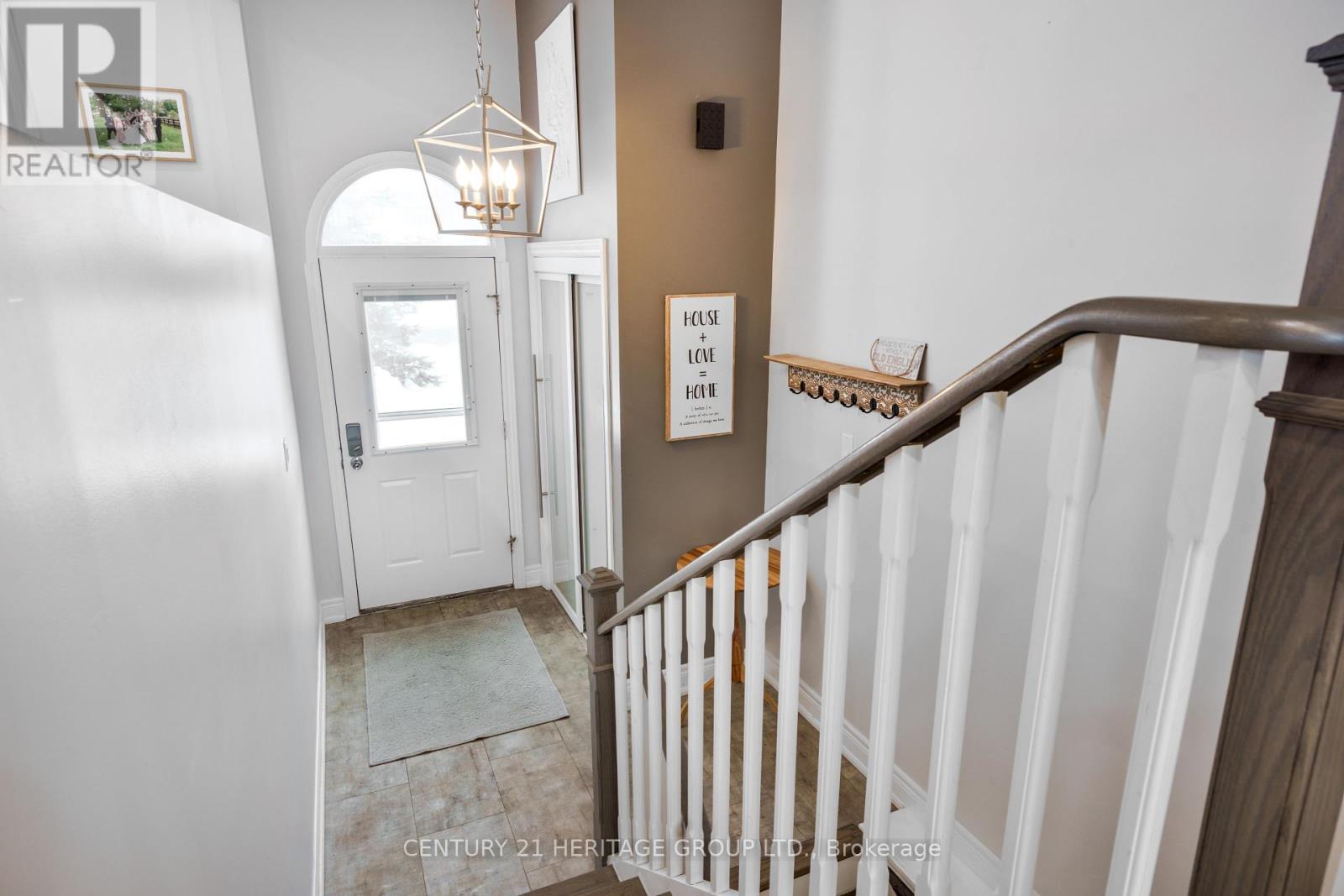 10 Hawkins Street, Georgina, Ontario  L0E 1R0 - Photo 7 - N12421095