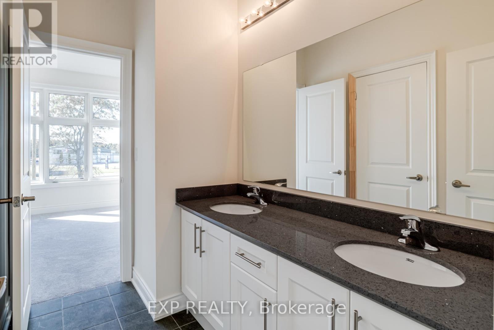 40 Joiner Circle, Whitchurch-Stouffville (Ballantrae), Ontario  L4A 7X4 - Photo 25 - N12421162