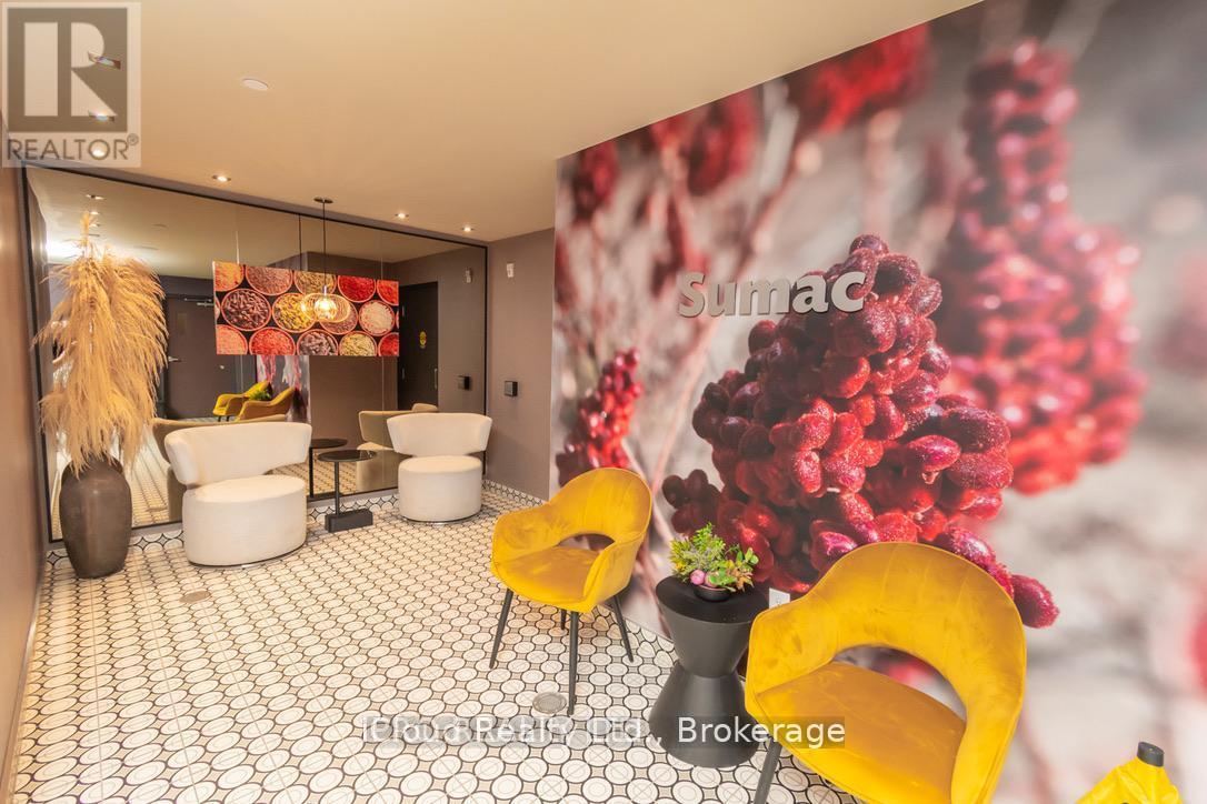 401 - 4 Spice Way, Barrie, Ontario  L9J 0M2 - Photo 5 - S12372145