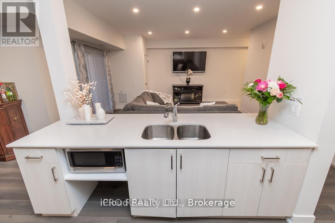 401 - 4 Spice Way, Barrie, Ontario  L9J 0M2 - Photo 9 - S12372145