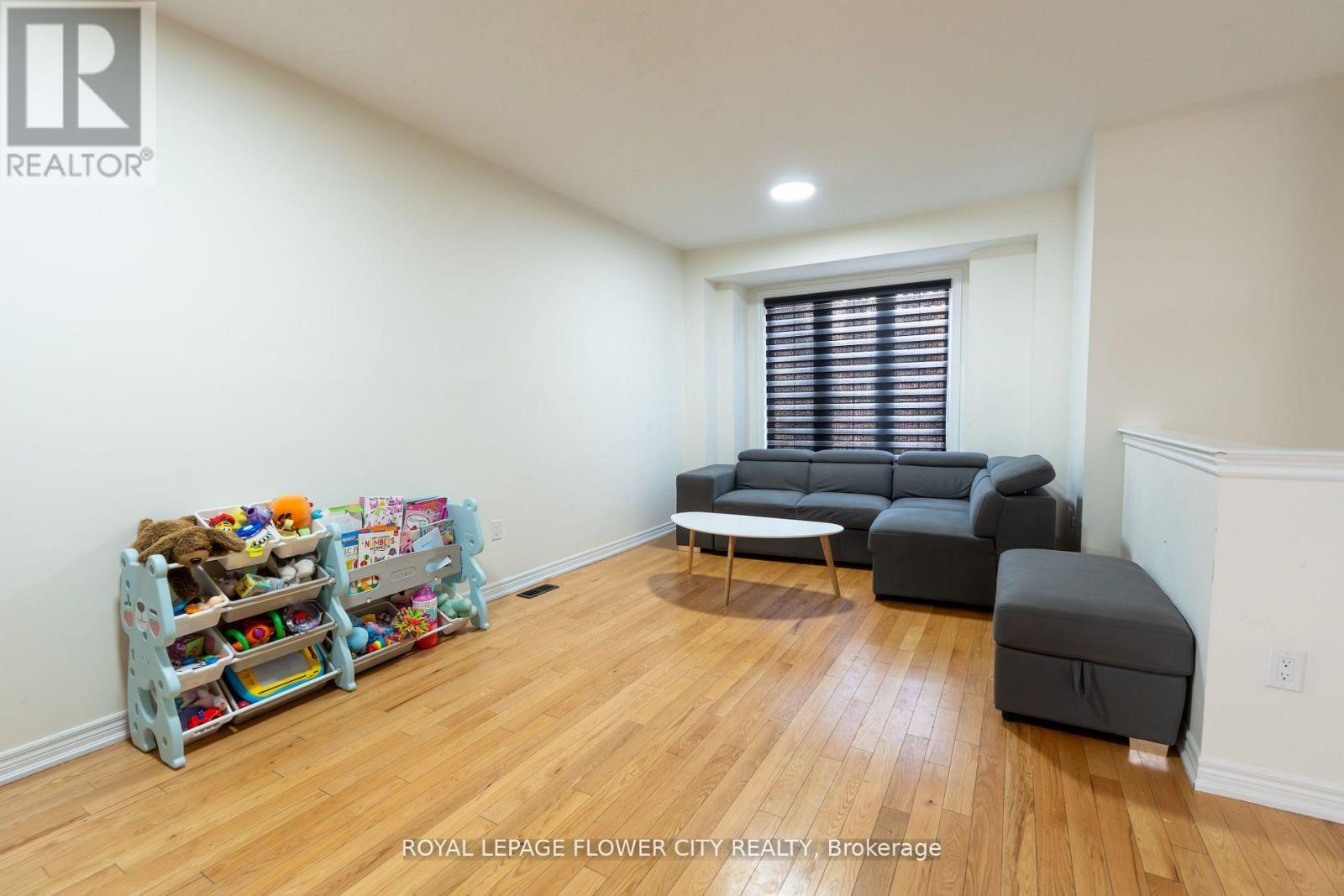 15 Sea Drifter Crescent, Brampton, Ontario  L6P 4A9 - Photo 3 - W12421024