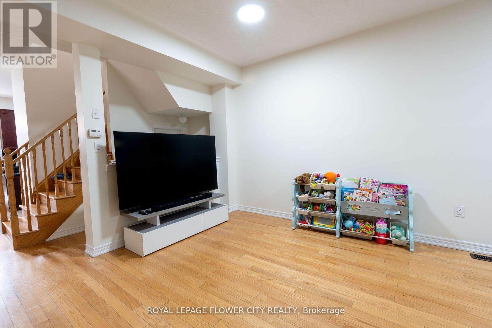 15 Sea Drifter Crescent, Brampton, Ontario  L6P 4A9 - Photo 4 - W12421024