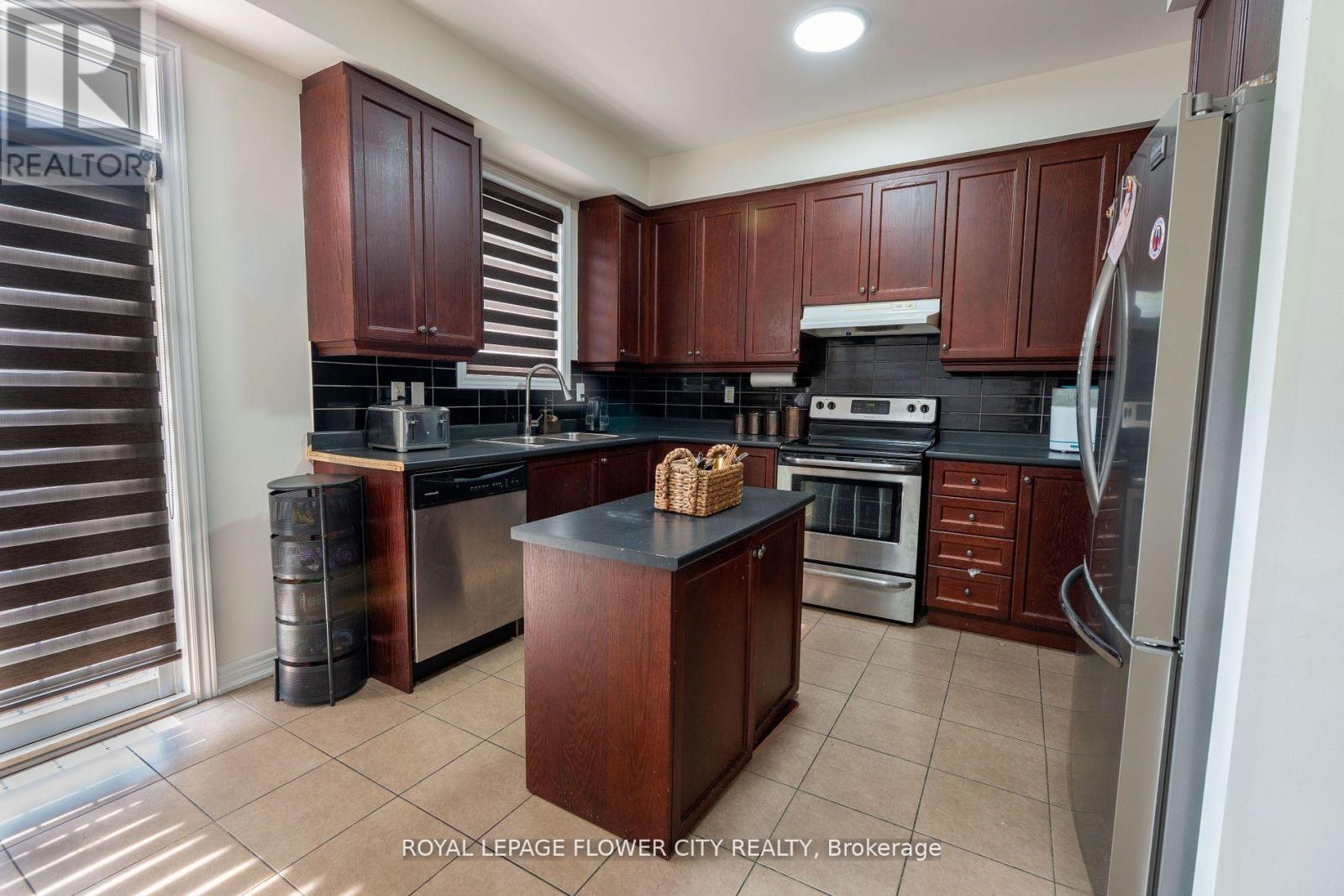 15 Sea Drifter Crescent, Brampton, Ontario  L6P 4A9 - Photo 9 - W12421024