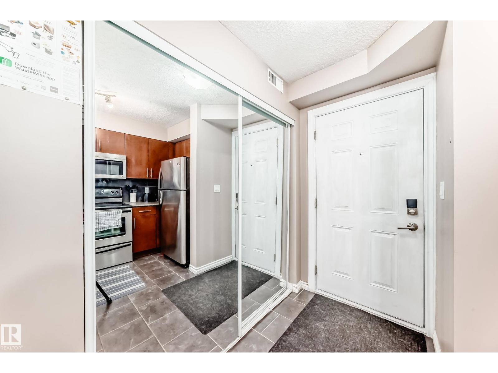 #104 10118 106 Av Nw, Edmonton, Alberta  T5H 0B8 - Photo 3 - E4459045