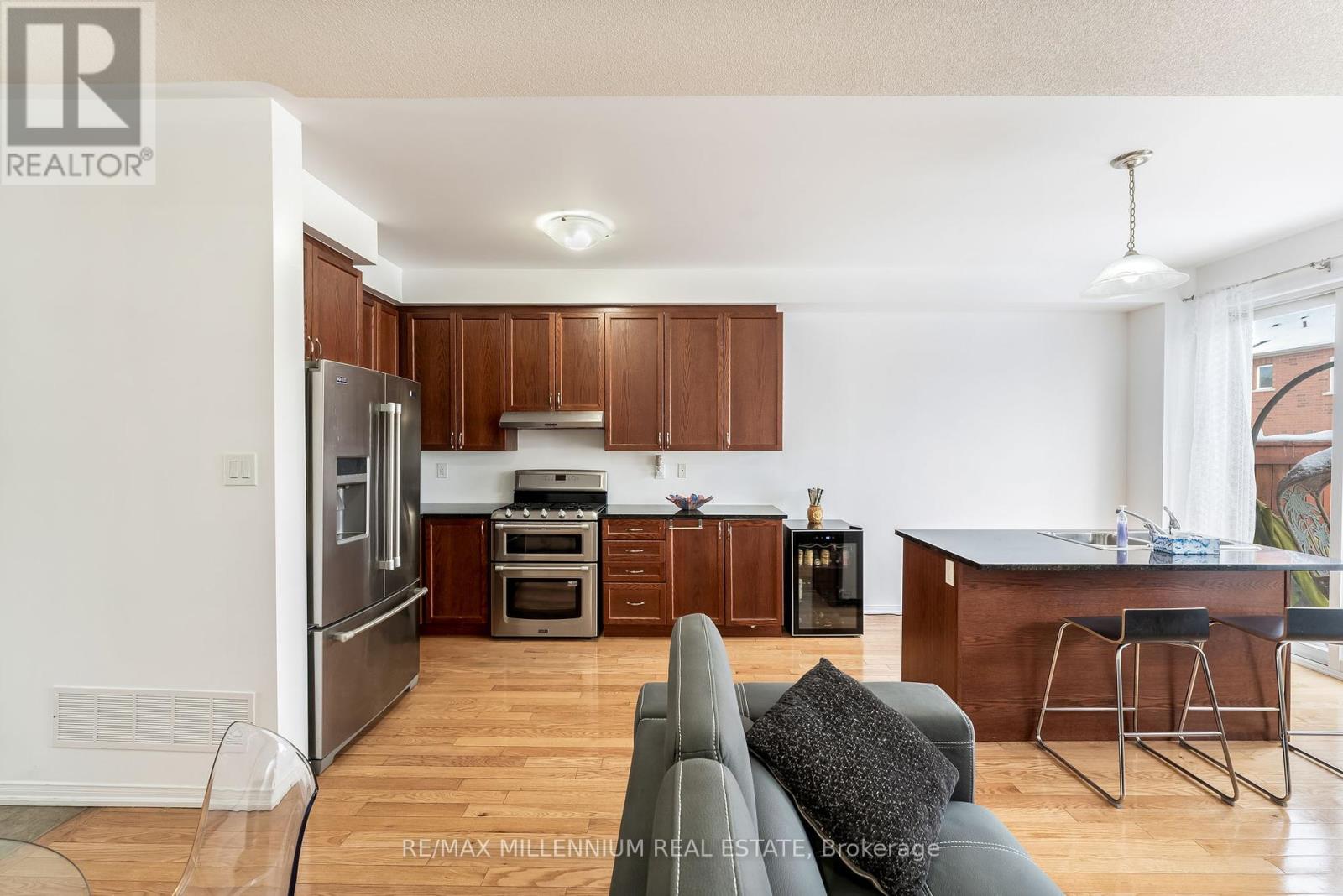70 Sussexvale Drive, Brampton, Ontario  L6R 3R4 - Photo 7 - W12421078