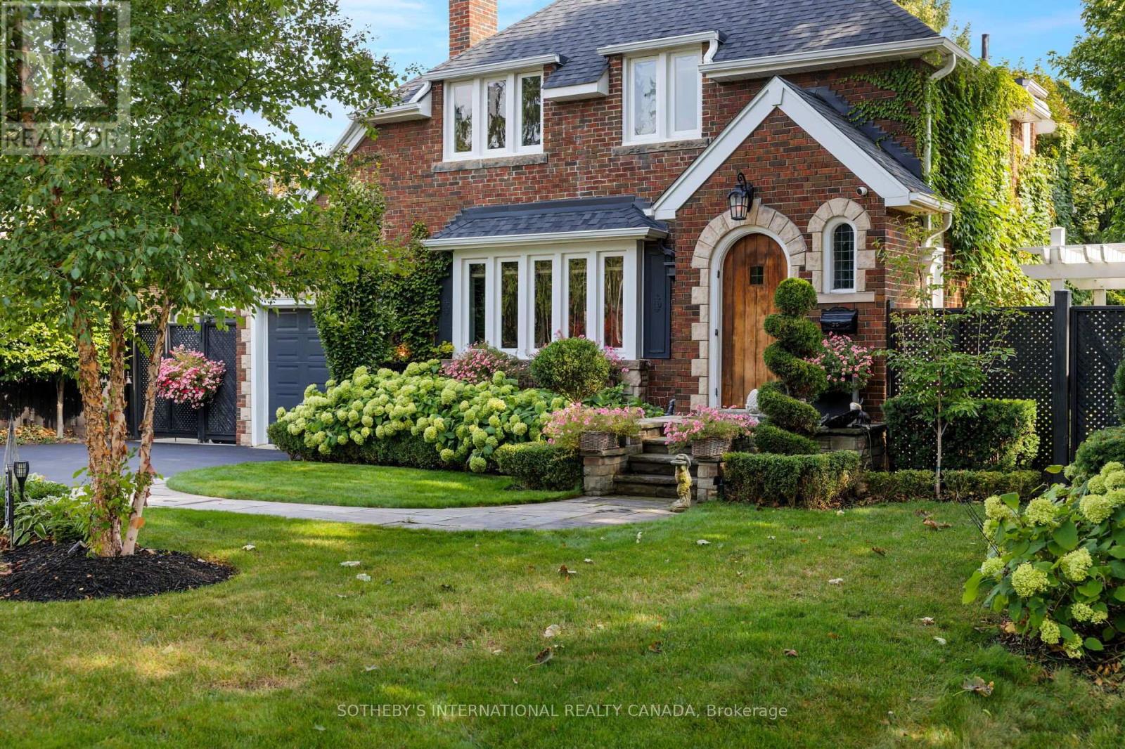 797 Clarkson Road S, Mississauga (Clarkson), Ontario  L5J 2V2 - Photo 2 - W12421101