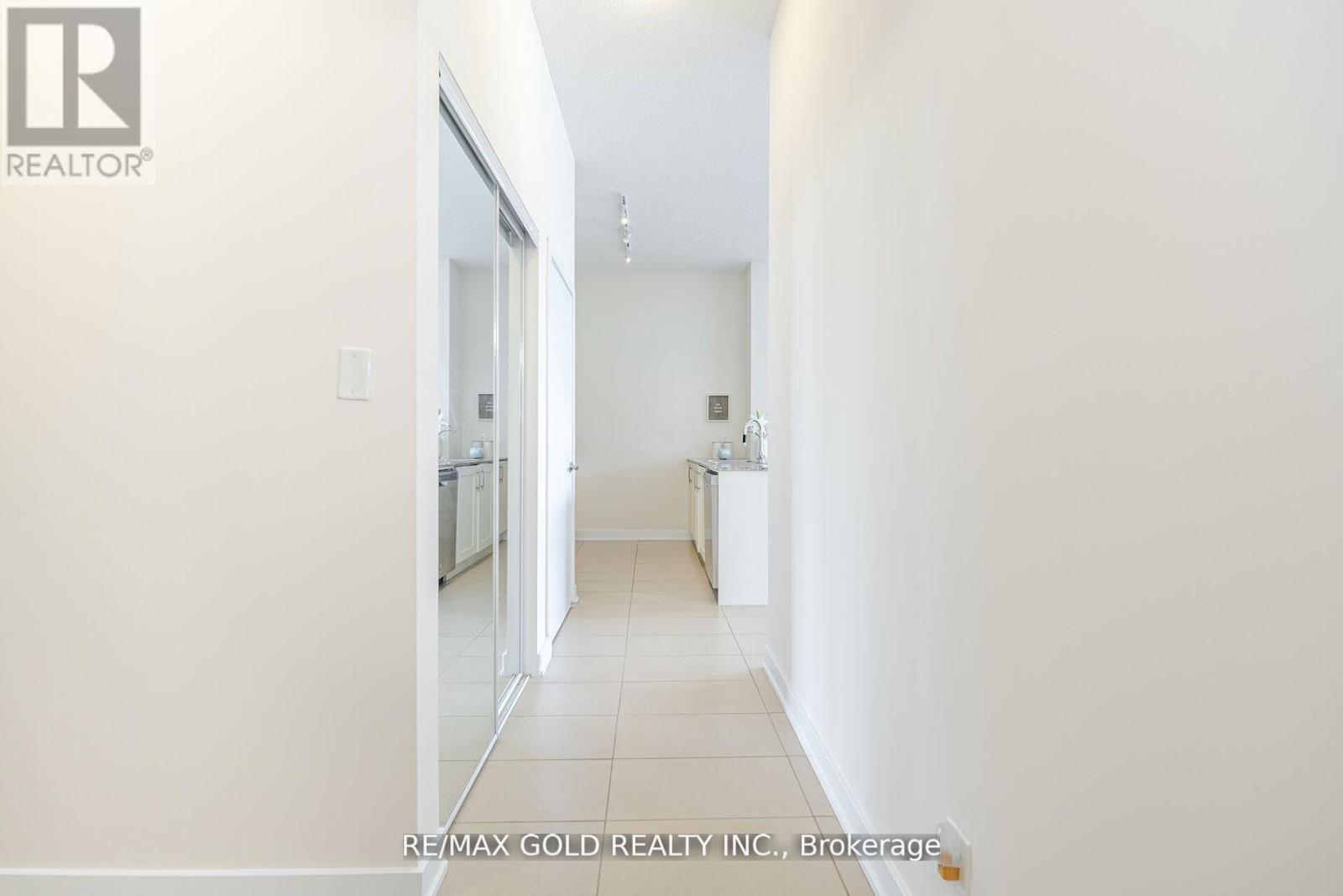 607 - 4070 Confederation Parkway, Mississauga, Ontario  L5B 0E9 - Photo 2 - W12421123