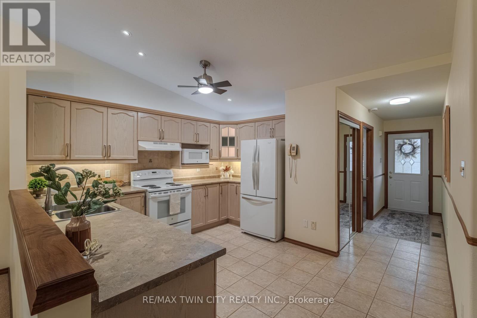 36 - 19 Hanlon Place, Brant, Ontario  N3L 4E8 - Photo 9 - X12421022