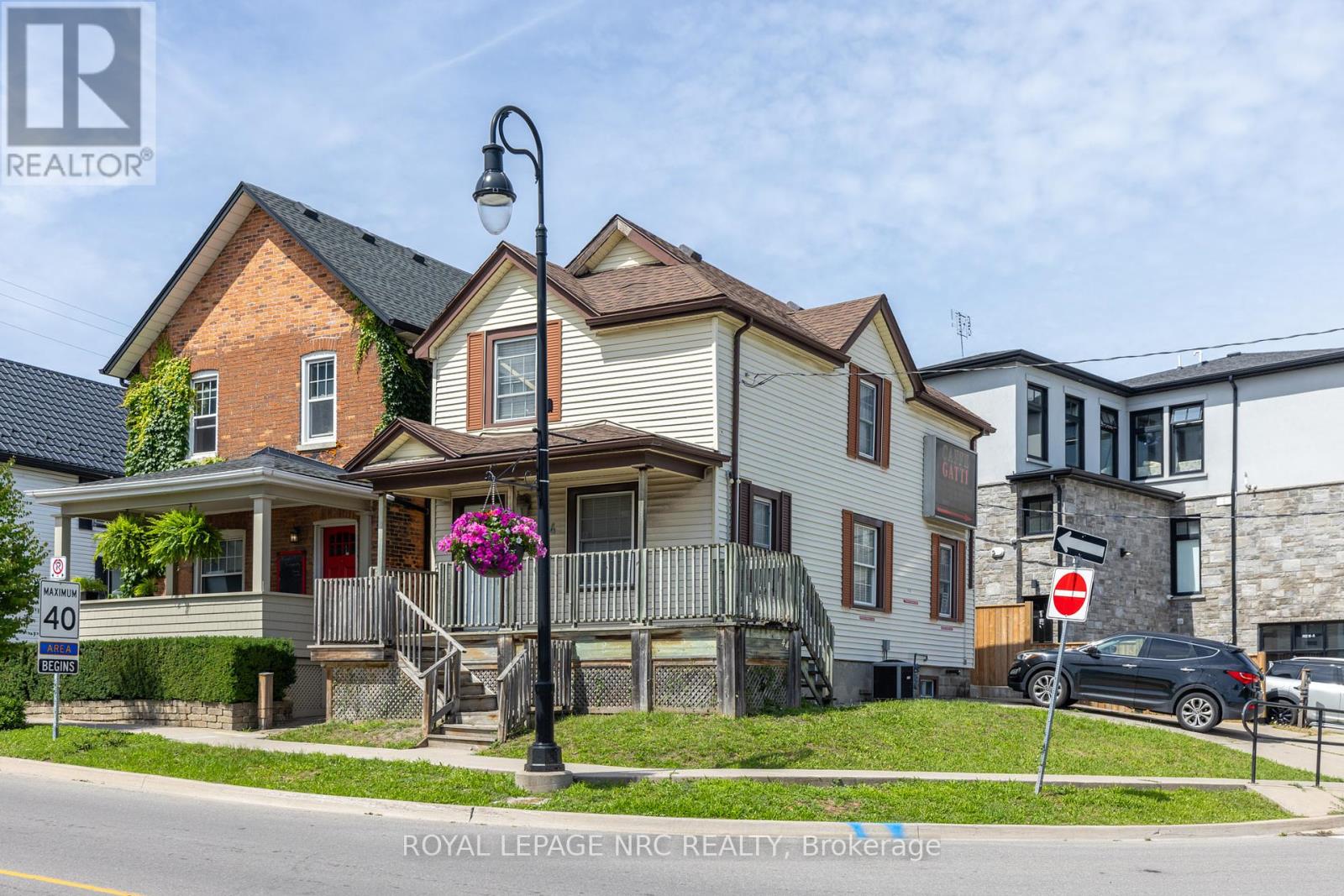 44 Carlisle Street, St. Catharines, Ontario  L2R 4H4 - Photo 2 - X12421060