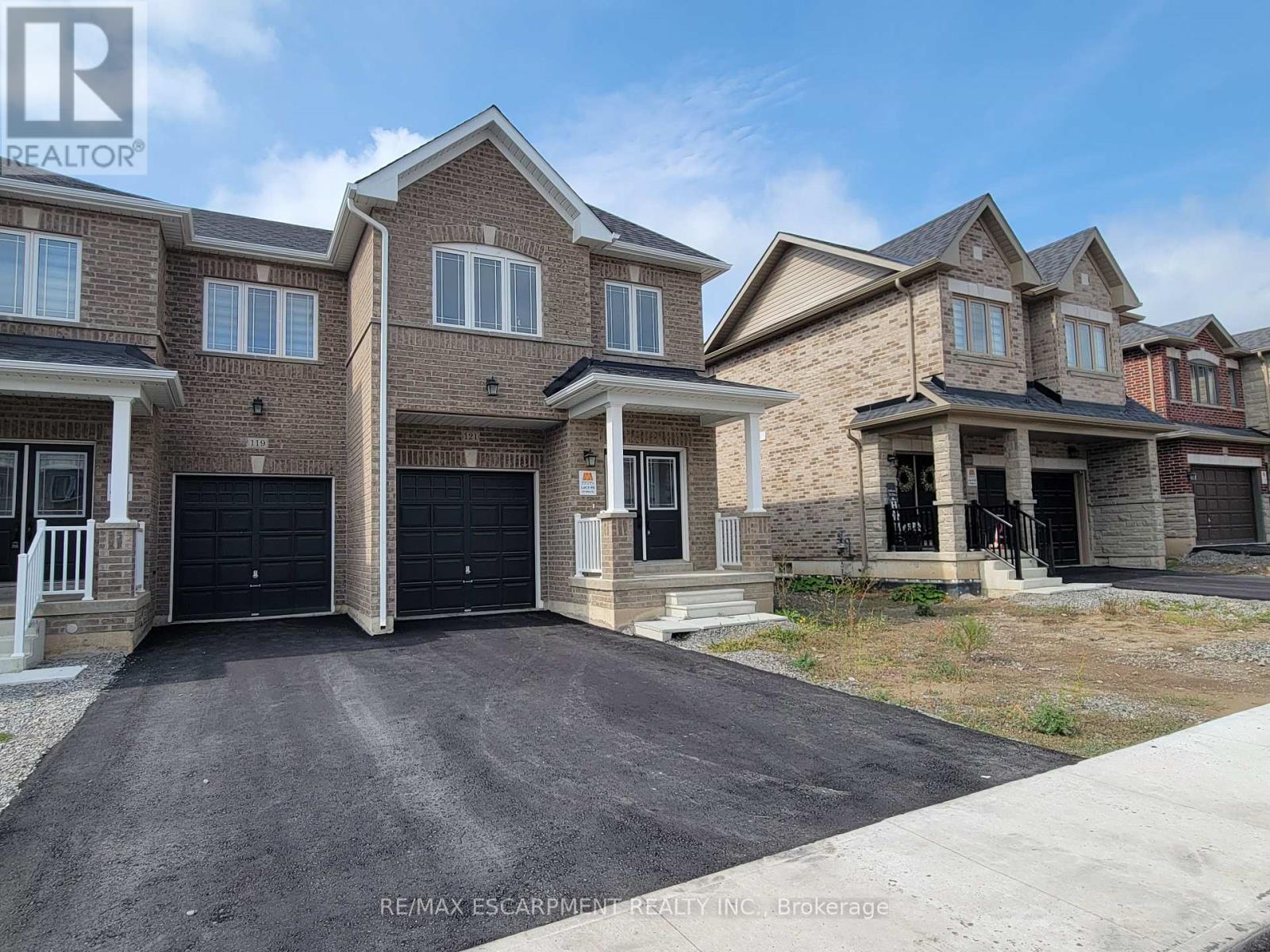 121 Baker Street N, Thorold, Ontario  L2V 0N1 - Photo 1 - X12421098