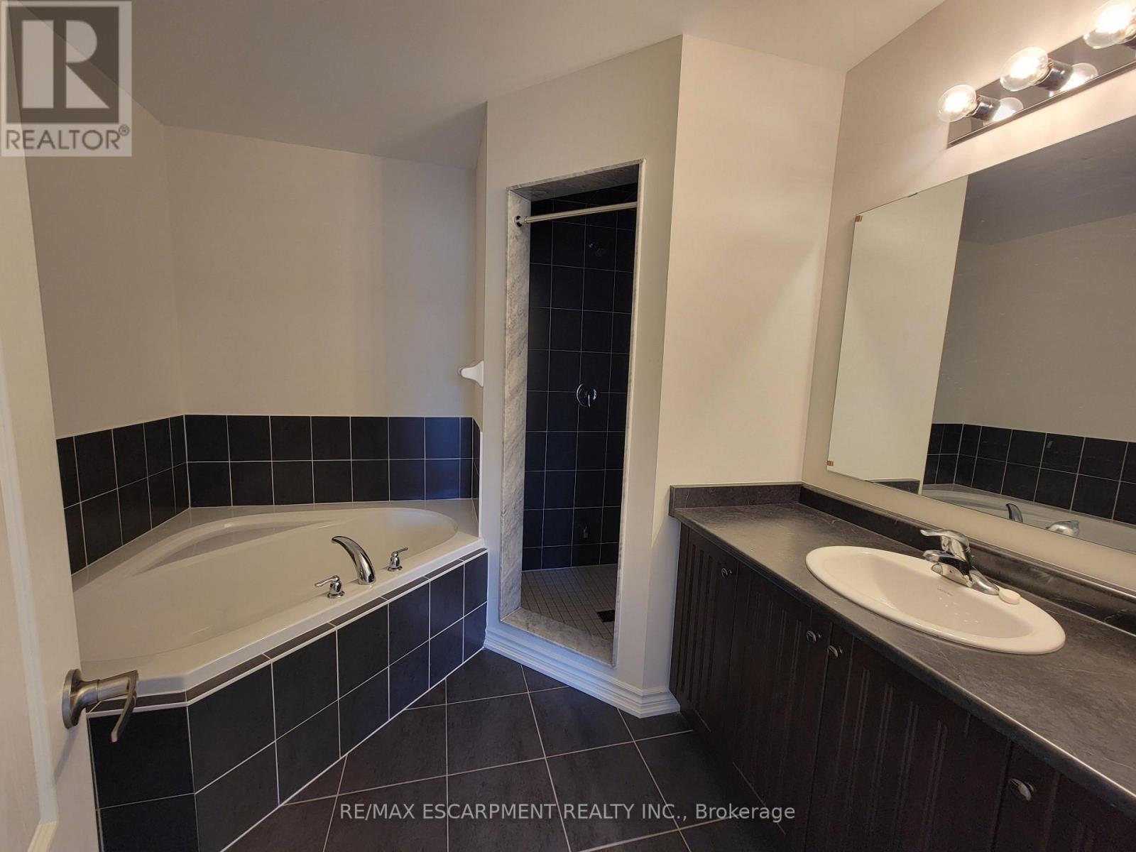 121 Baker Street N, Thorold, Ontario  L2V 0N1 - Photo 17 - X12421098