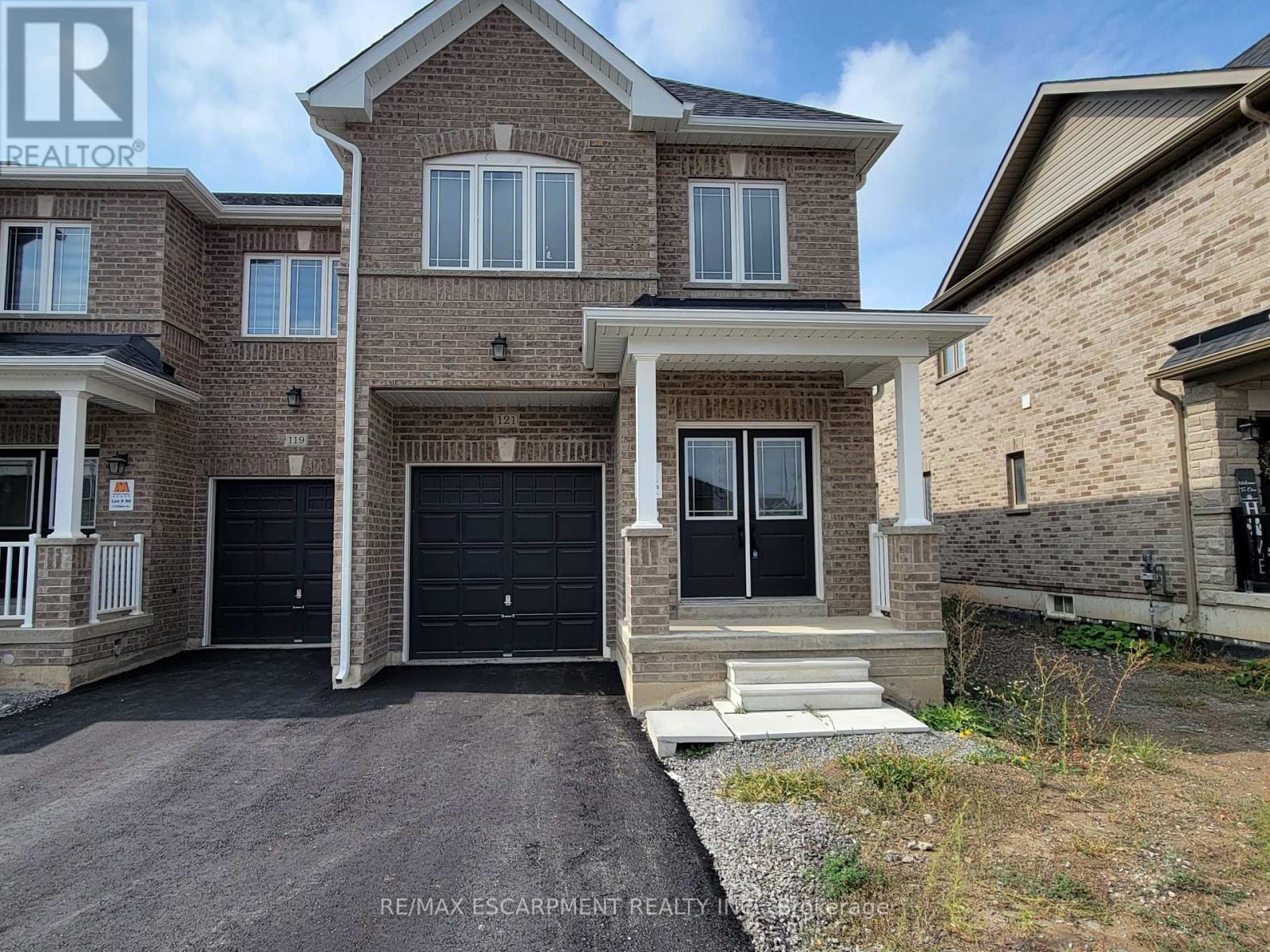 121 Baker Street N, Thorold, Ontario  L2V 0N1 - Photo 2 - X12421098