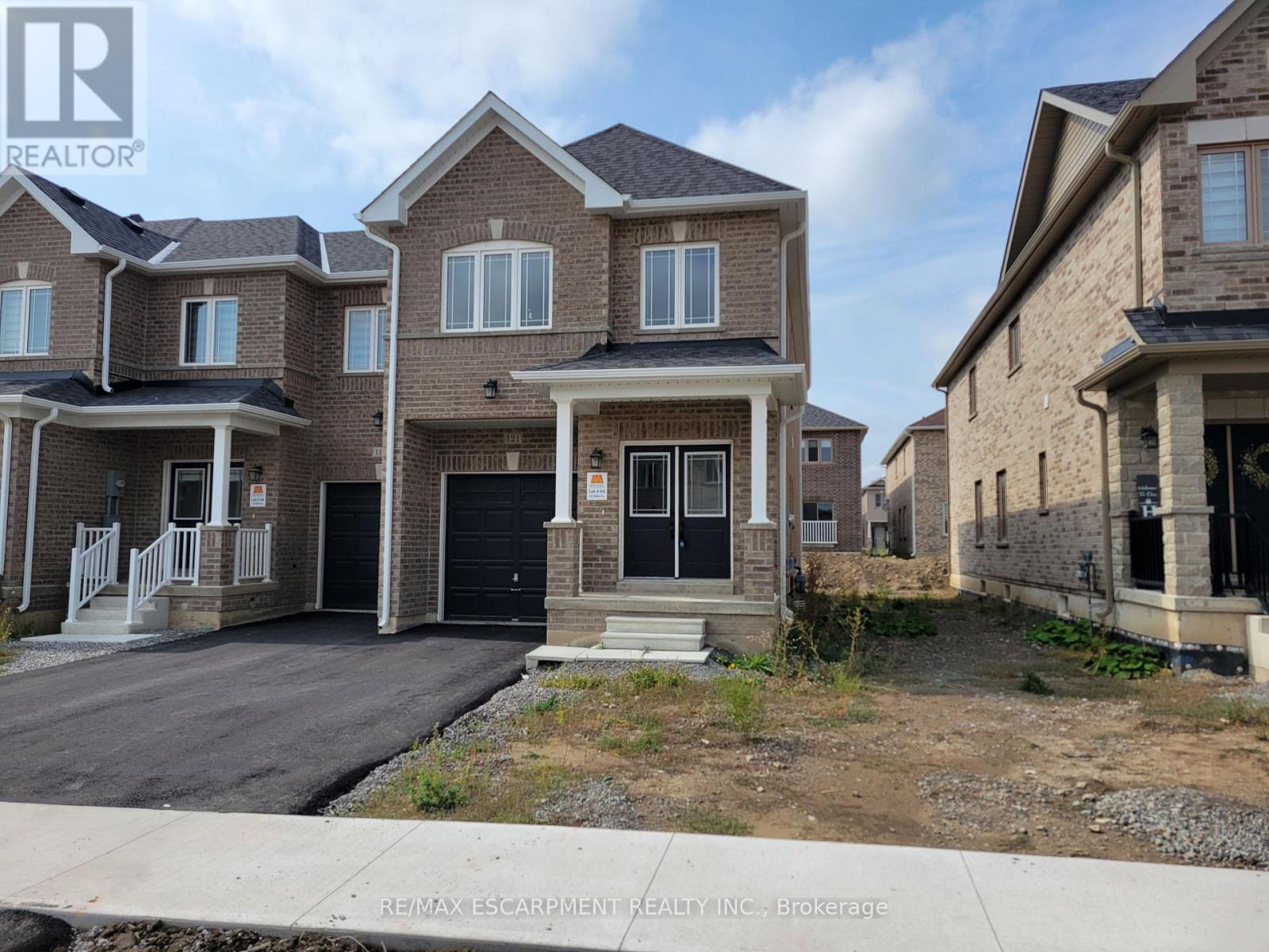 121 Baker Street N, Thorold, Ontario  L2V 0N1 - Photo 3 - X12421098