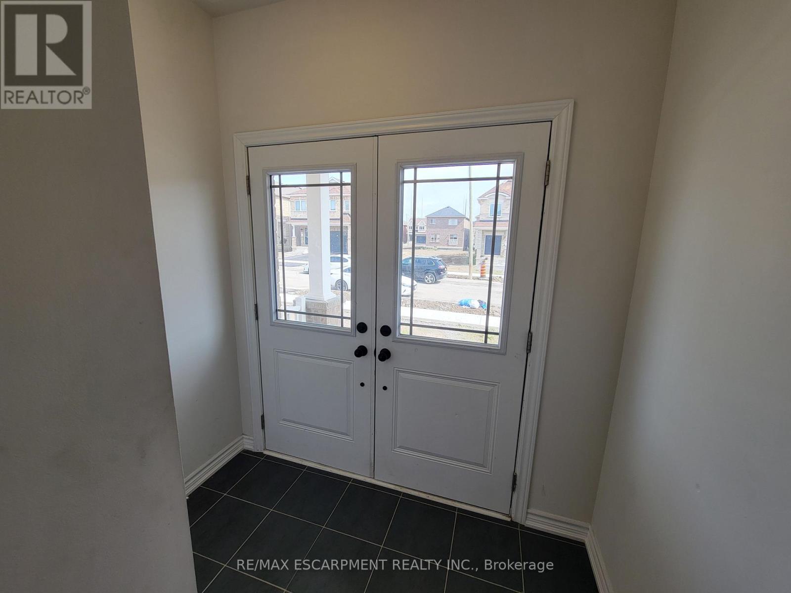 121 Baker Street N, Thorold, Ontario  L2V 0N1 - Photo 4 - X12421098