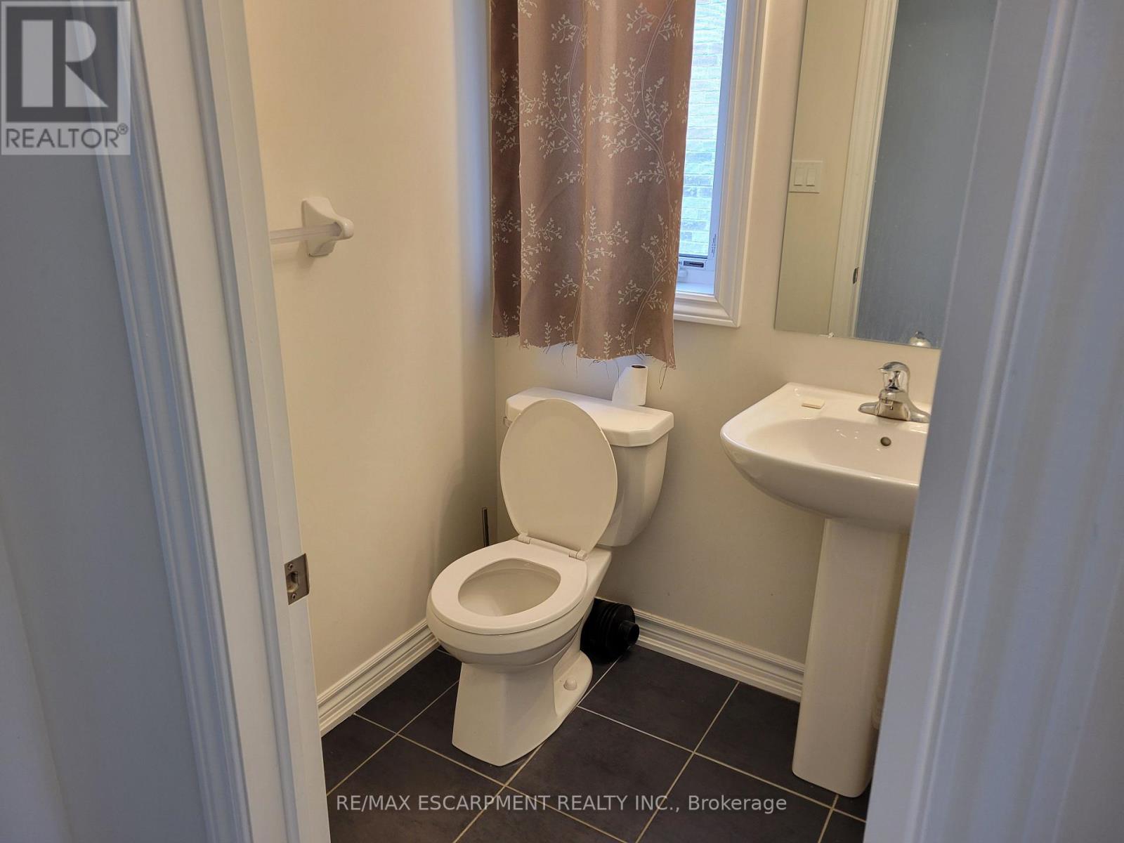 121 Baker Street N, Thorold, Ontario  L2V 0N1 - Photo 7 - X12421098
