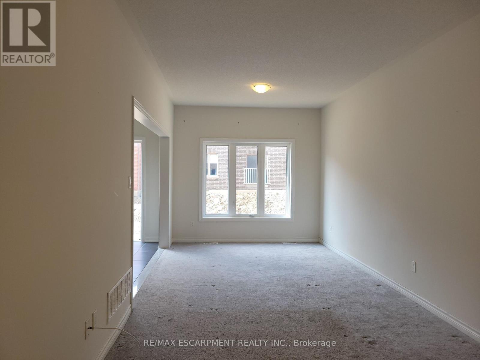 121 Baker Street N, Thorold, Ontario  L2V 0N1 - Photo 8 - X12421098
