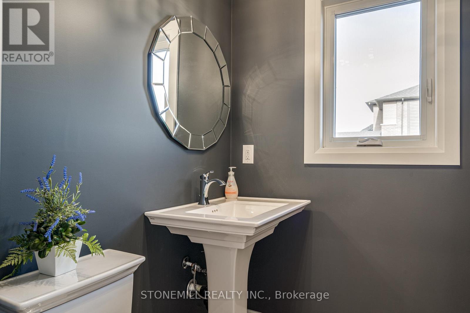 156 Shoreview Drive, Welland, Ontario  L3B 0H3 - Photo 20 - X12421143