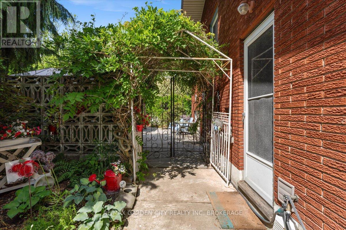 7 Glenayr Place, St. Catharines, Ontario  L2T 2A2 - Photo 49 - X12354122