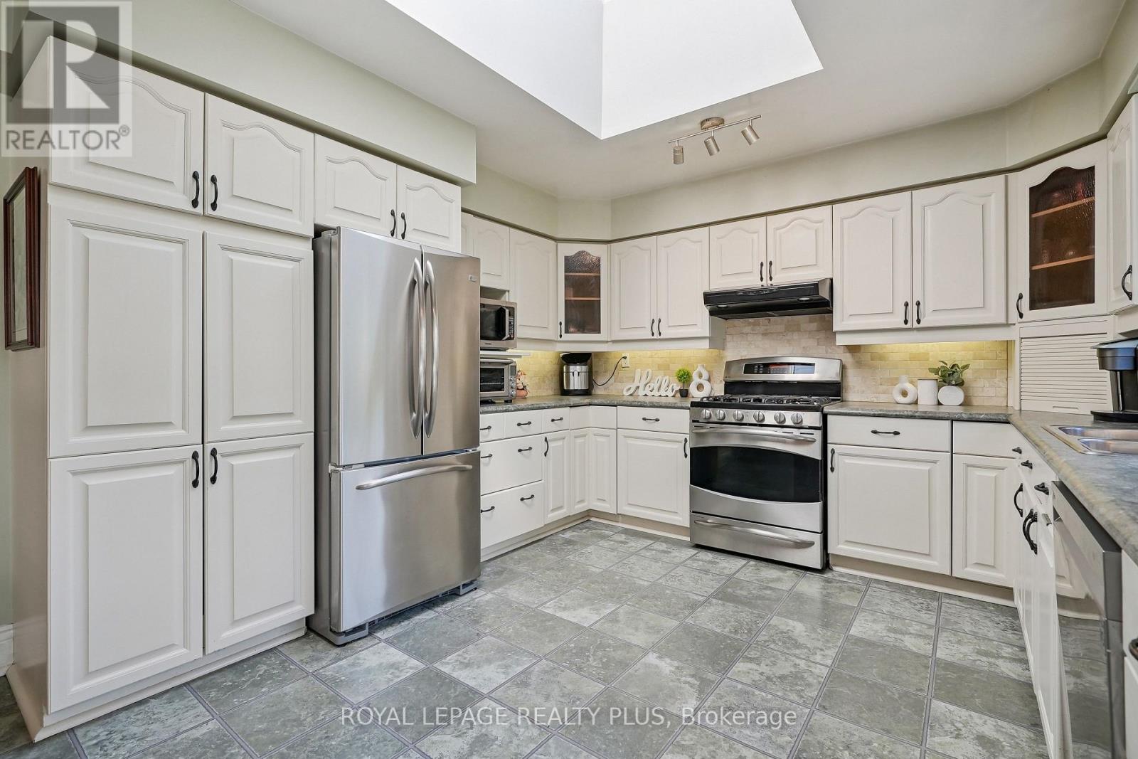 2335 Wyandotte Drive, Oakville, Ontario  L6L 2T4 - Photo 14 - W12412960