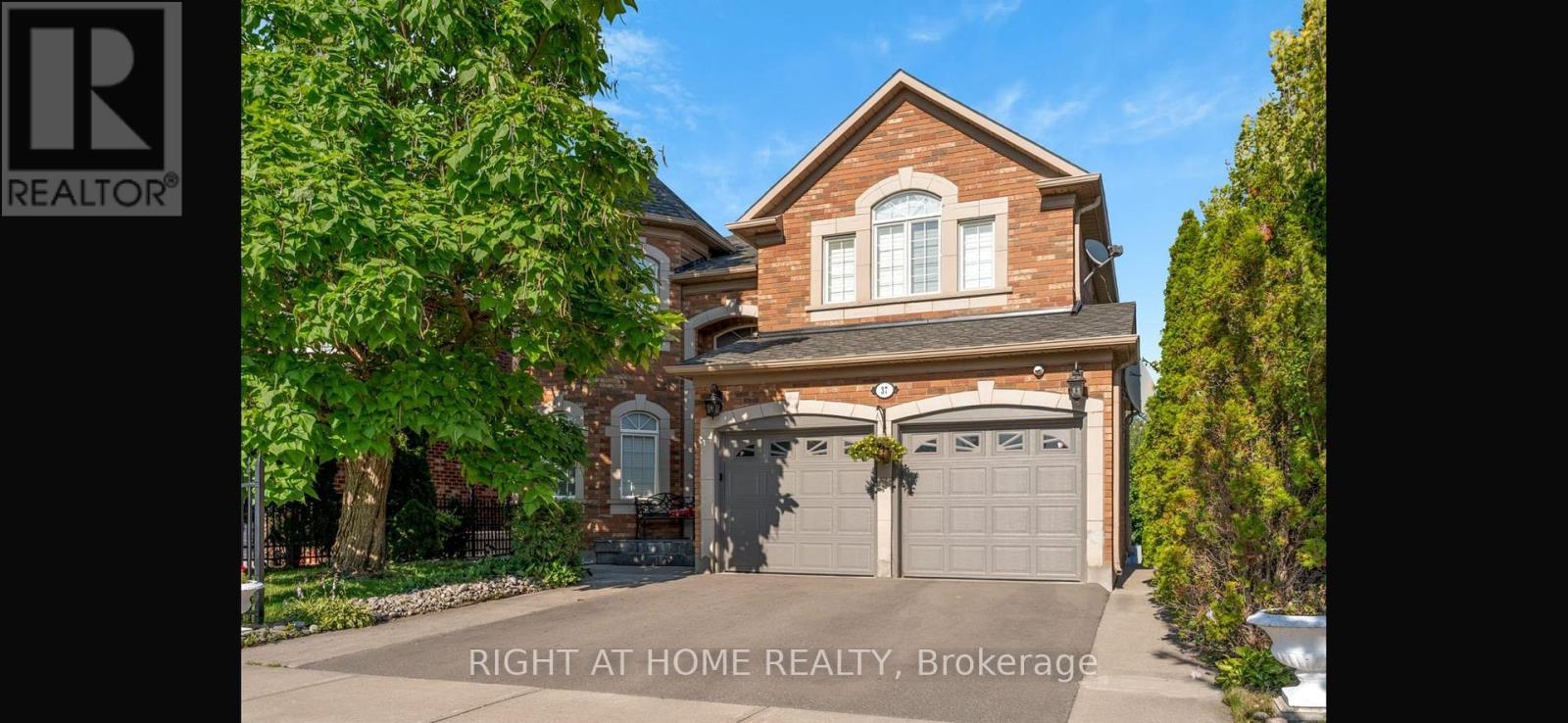Welcome to 37 Red Cardinal Tr. Spacious, large, and bright walk-out basement apartment with a separate entrance in beautiful Oak Ridges! Close To Many Amenities, Park, School And More! Great Opportunity To Live In A Beautiful Home!!! Tenant Pays Partially for Utilities, Including Internet. No Pets, No Smoking.( Short Term & Furnished Also Available). (id:48254)