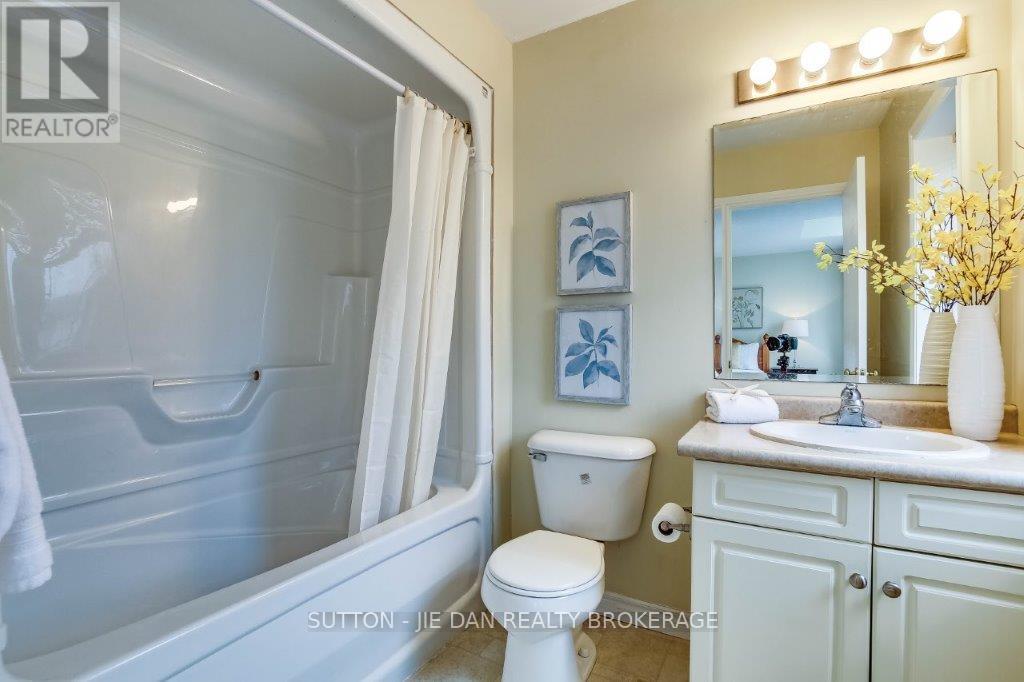 1061 Crosscreek Crescent, London East, Ontario  N5Y 6K9 - Photo 13 - X12421322