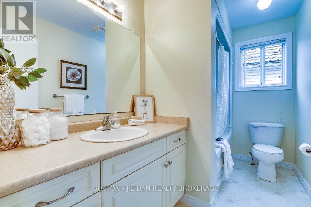 1061 Crosscreek Crescent, London East, Ontario  N5Y 6K9 - Photo 16 - X12421322