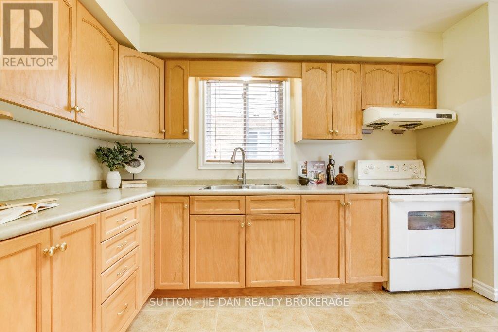 1061 Crosscreek Crescent, London East, Ontario  N5Y 6K9 - Photo 5 - X12421322