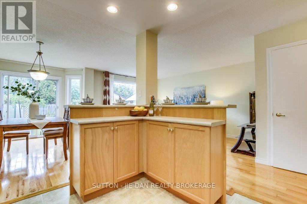 1061 Crosscreek Crescent, London East, Ontario  N5Y 6K9 - Photo 6 - X12421322