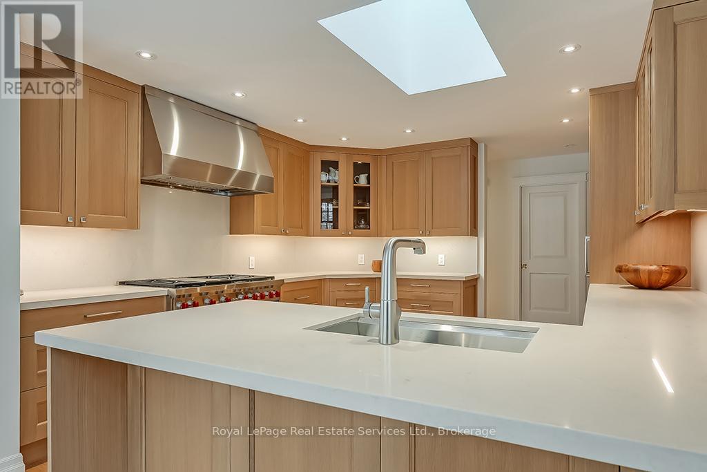 69 Allan Street, Oakville, Ontario  L6J 3M7 - Photo 11 - W12421337