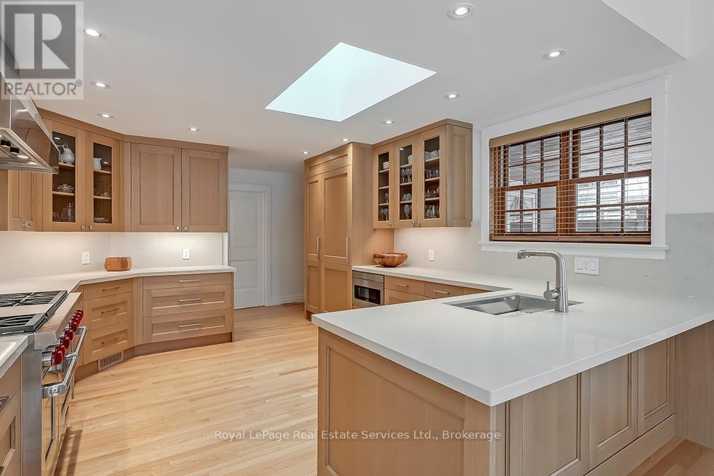 69 Allan Street, Oakville, Ontario  L6J 3M7 - Photo 12 - W12421337