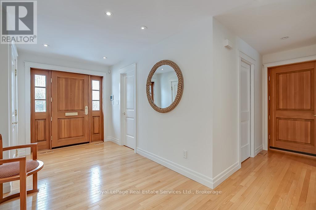 69 Allan Street, Oakville, Ontario  L6J 3M7 - Photo 4 - W12421337