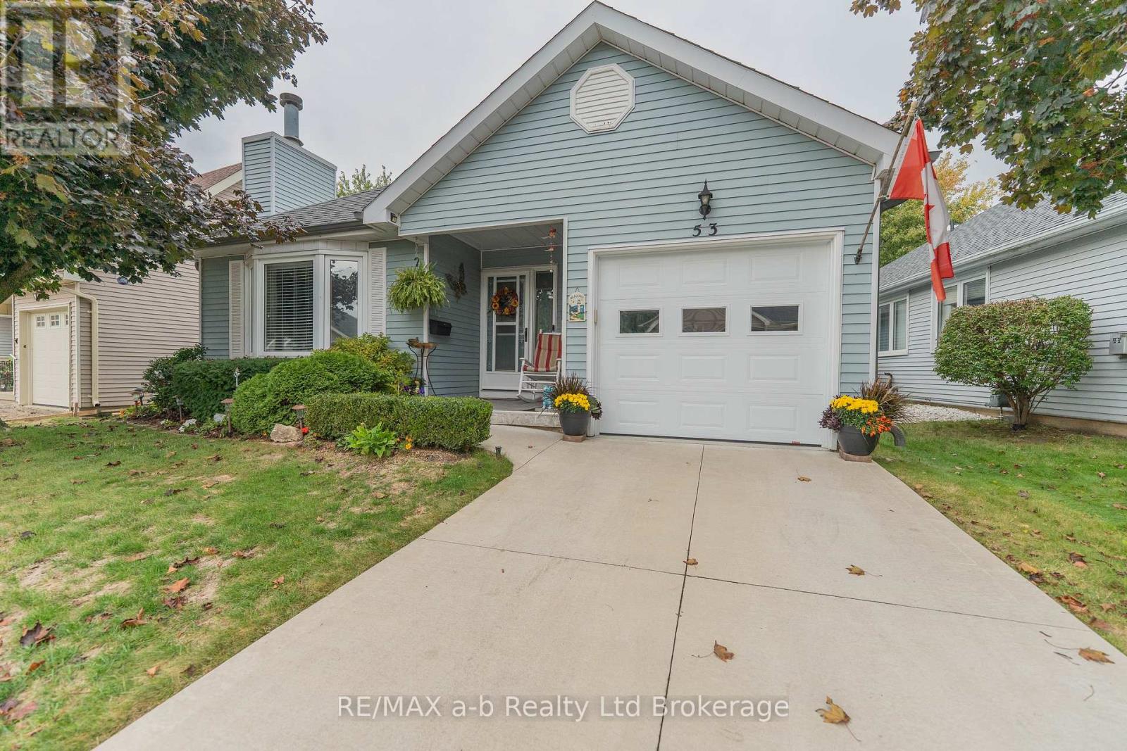 53 Hawkins Crescent, Tillsonburg, Ontario  N4G 5K6 - Photo 2 - X12421291