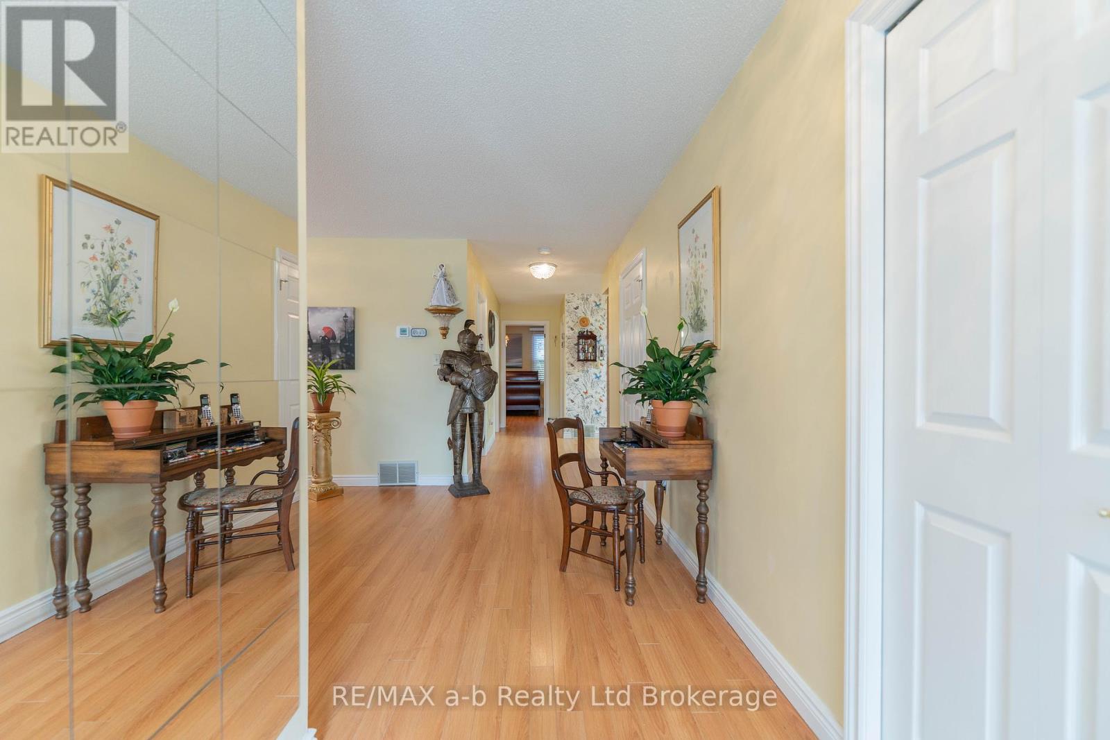 53 Hawkins Crescent, Tillsonburg, Ontario  N4G 5K6 - Photo 6 - X12421291