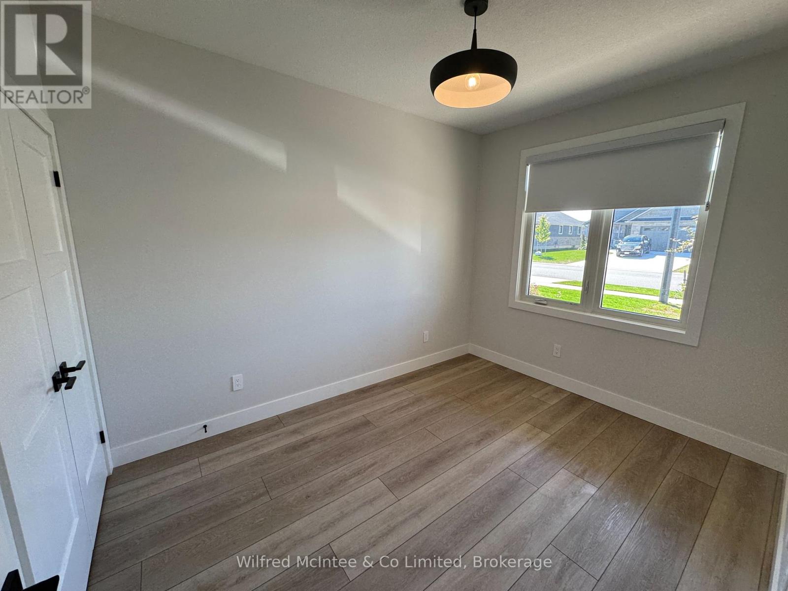 106 Irishwood Lane, Brockton, Ontario  N0G 2V0 - Photo 8 - X12421418