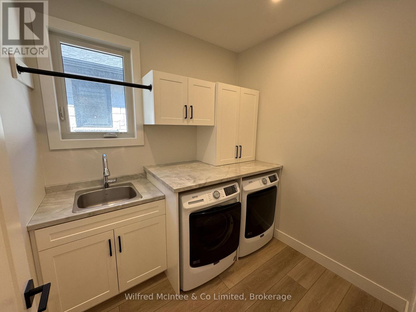 106 Irishwood Lane, Brockton, Ontario  N0G 2V0 - Photo 9 - X12421418