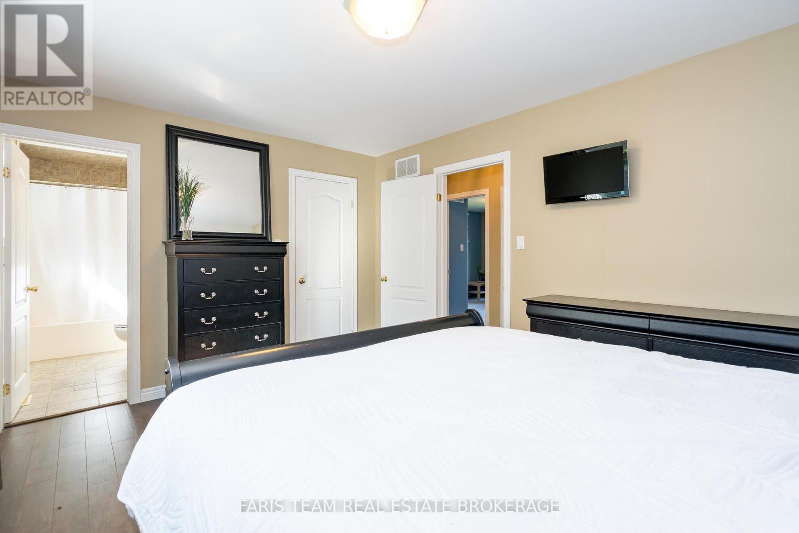 24 Parr Boulevard, Springwater, Ontario  L0M 1T2 - Photo 19 - S12421188