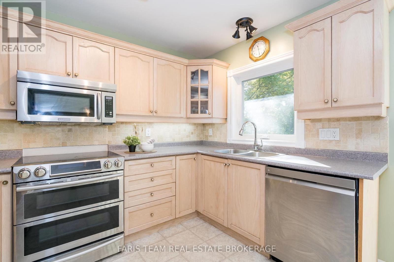 24 Parr Boulevard, Springwater, Ontario  L0M 1T2 - Photo 9 - S12421188