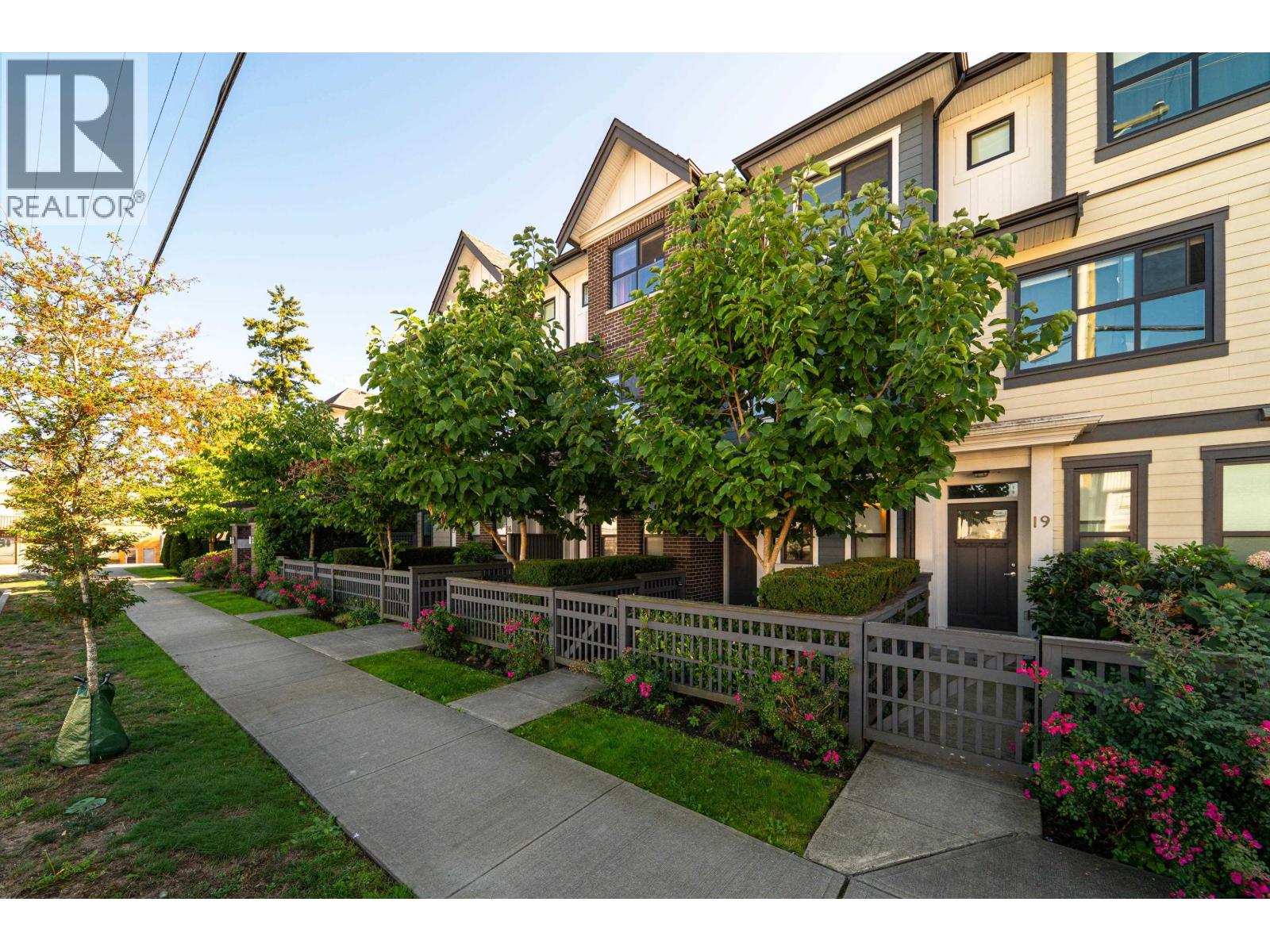 18 7039 Macpherson Avenue, Burnaby, British Columbia  V5J 4N4 - Photo 2 - R3051085
